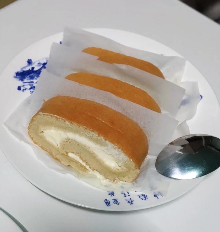 超详细的瑞士卷奶油蛋糕卷原味蛋糕卷的制作方法 饱满不掉皮不开裂（附模具换算方法）
