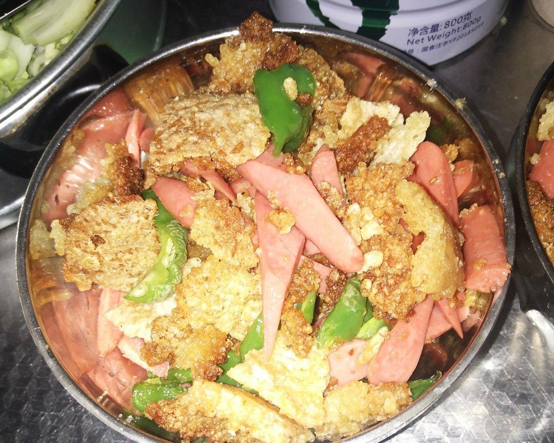 锅巴炒火腿肠的做法