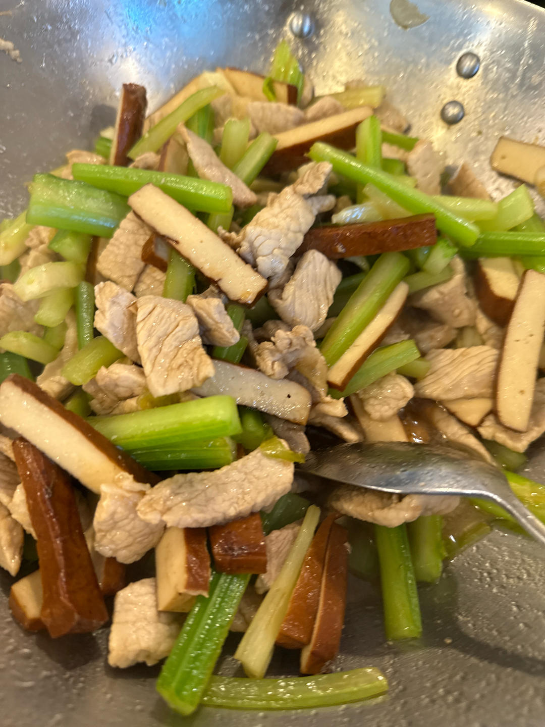 猪肉炒芹菜（小时候的家常菜）