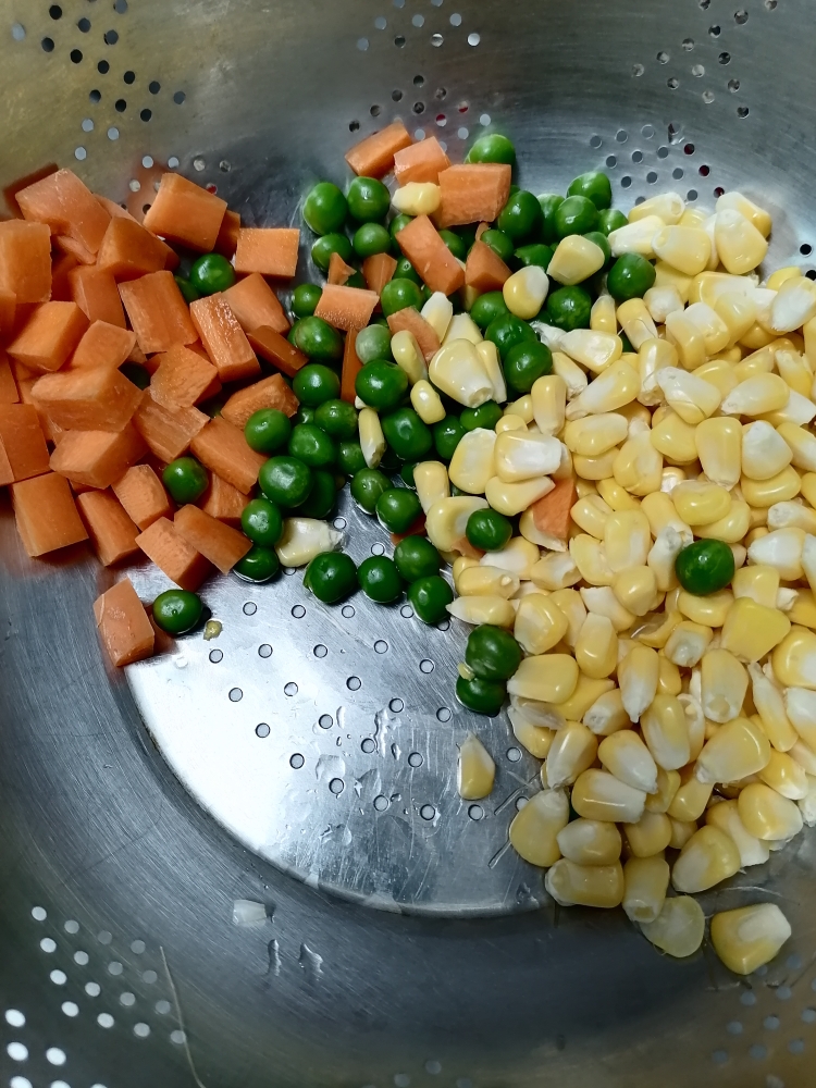 青豆，胡萝卜，玉米炒虾仁。的做法 步骤2