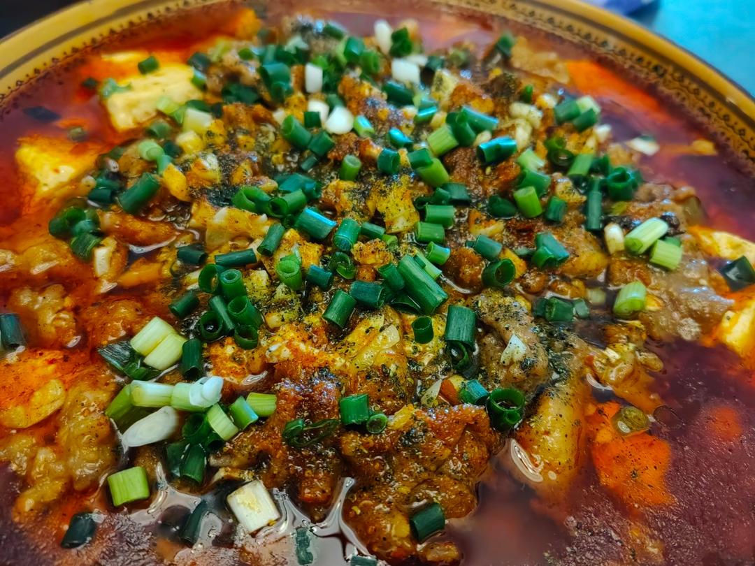 厨师长教你：“豆花水煮牛肉”做法，牛肉麻辣鲜香，豆花嫩滑入味