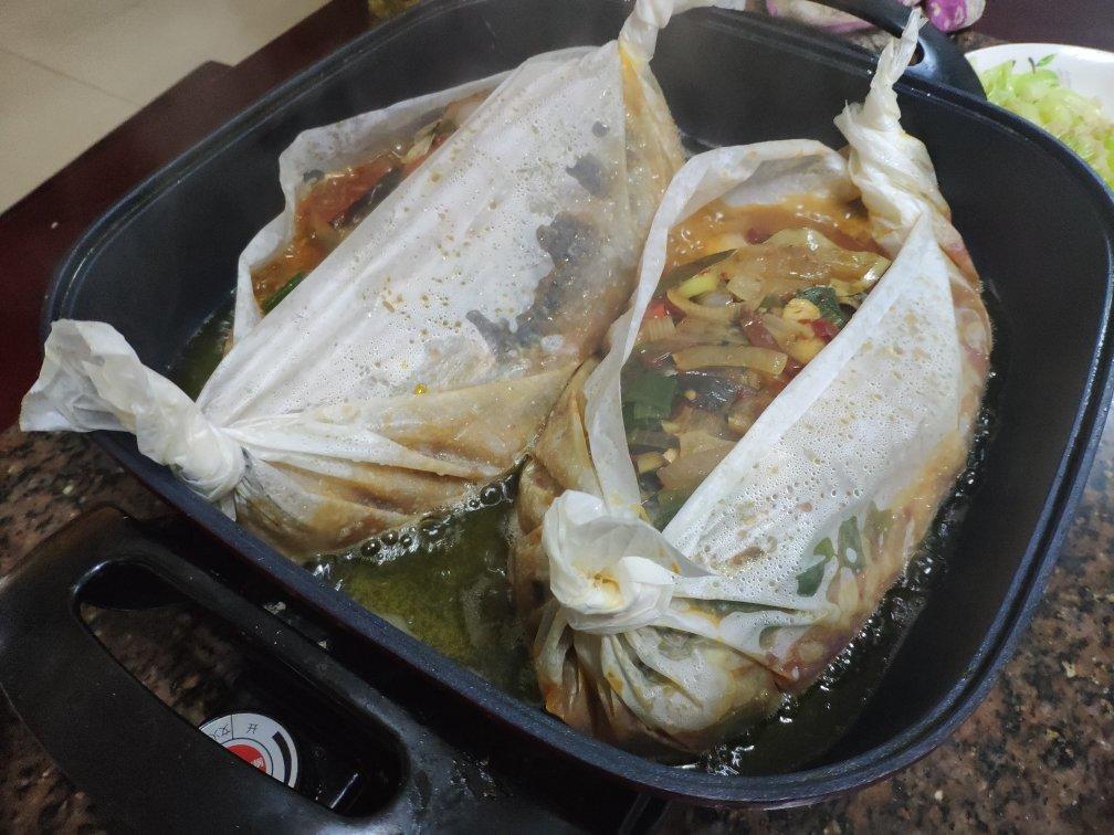 比烤鱼嫩滑的纸包鱼家庭版做法，麻辣鲜香超过瘾