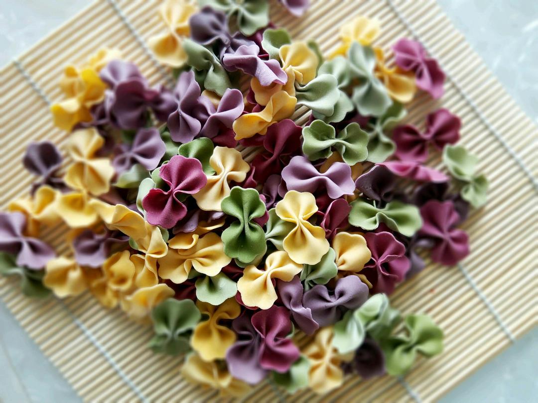 琪琪的麻麻做的婴儿辅食彩色卡通蝴蝶面