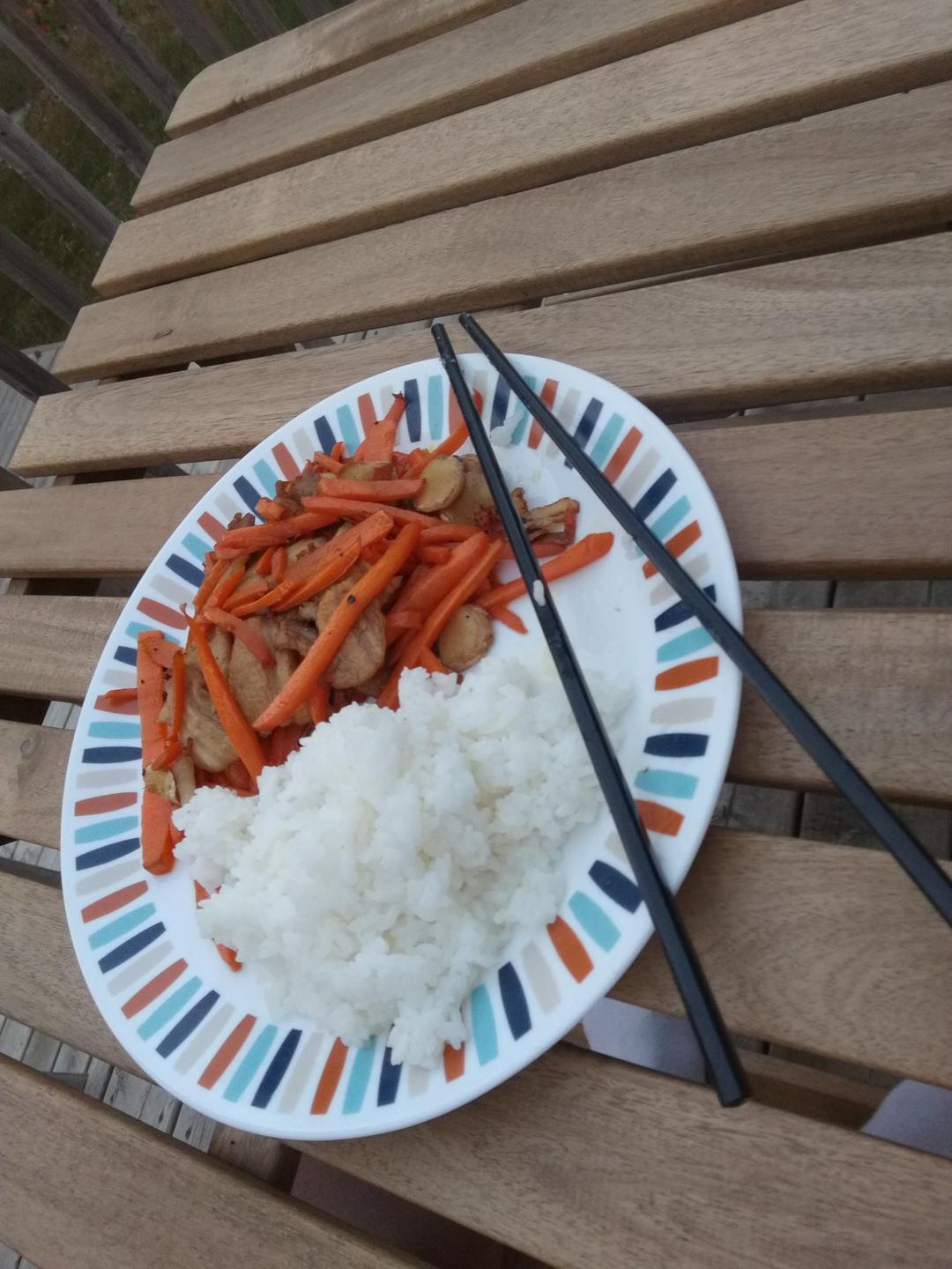 超下饭的青椒胡萝丝炒肉