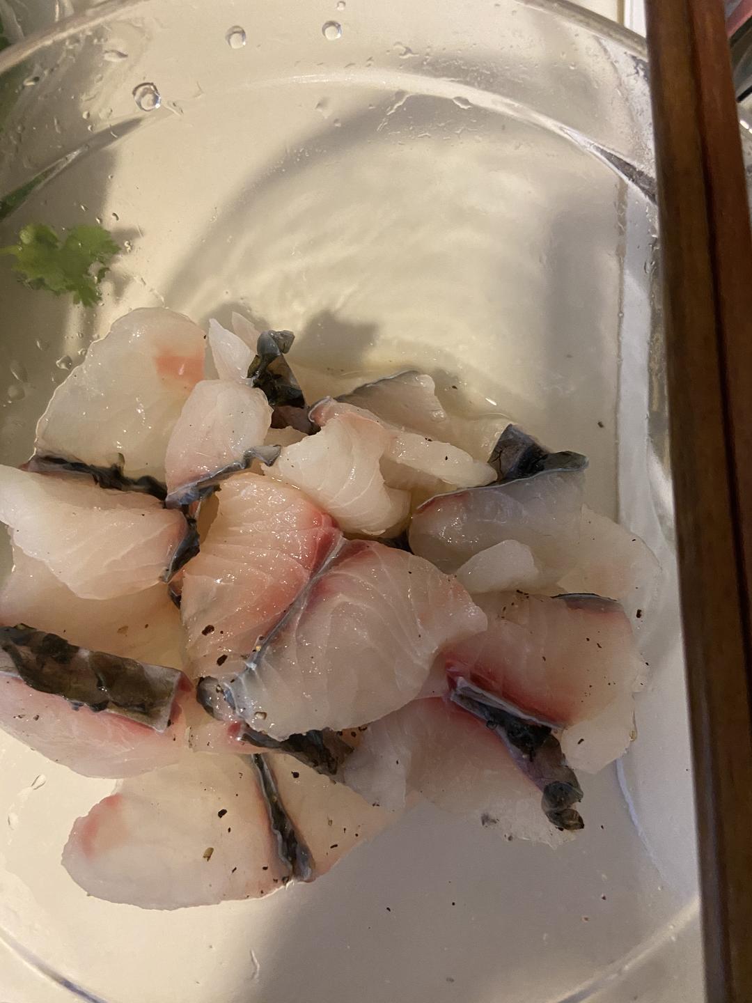 盐姜料酒皮蛋1个豆腐半块鲫鱼/鲫鱼片1条用料蛋泥儿呆0人做过这道菜