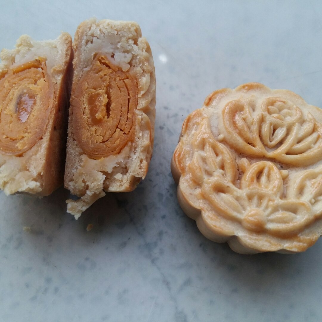 广式月饼－－蛋黄豆沙月饼