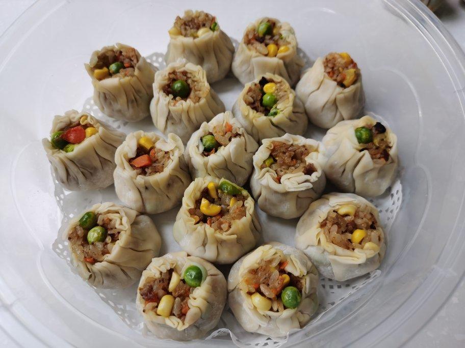 用一根筷子(裱花嘴)擀出烧麦皮的花边(附视频)