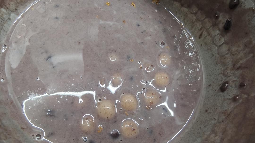 红豆黑米牛奶粥