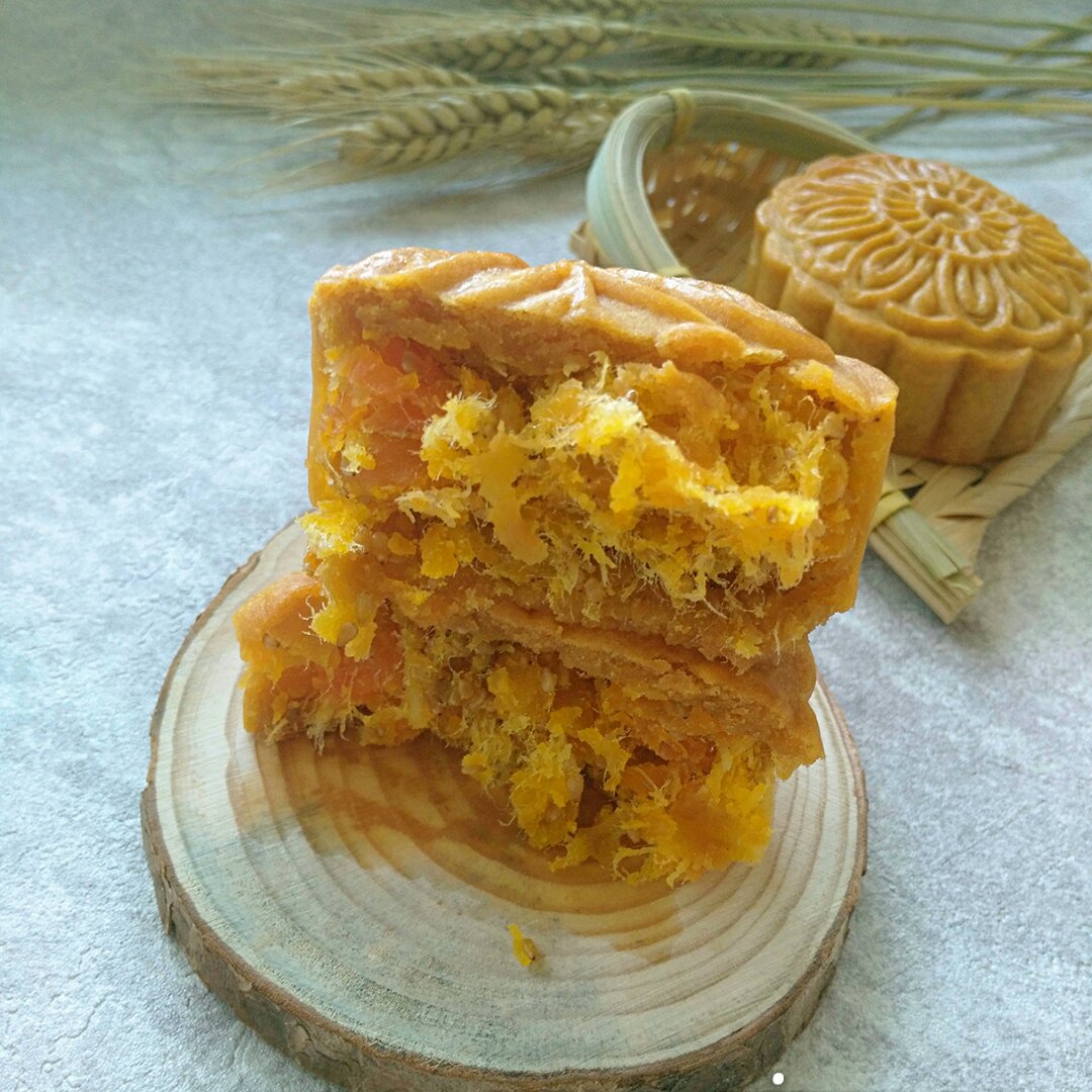 欣妈爱厨房做的肉松蛋黄月饼