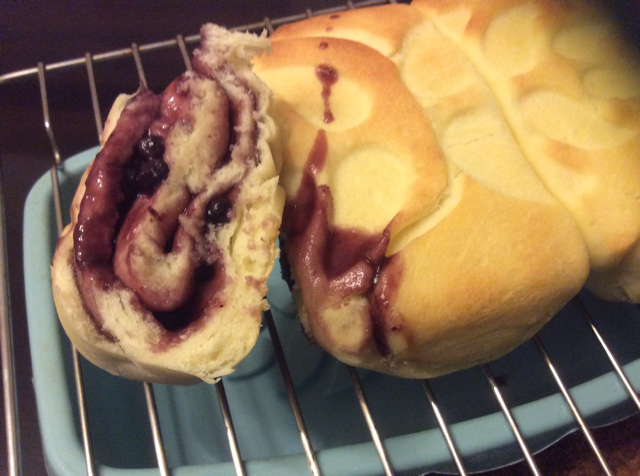 蓝莓果酱面包卷