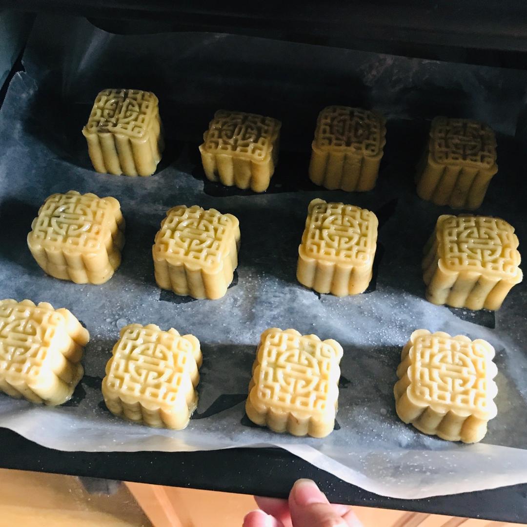 广式月饼－－蛋黄豆沙月饼