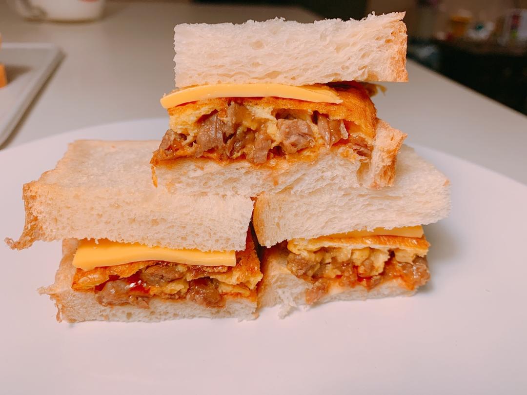 鸡蛋牛肉三明治