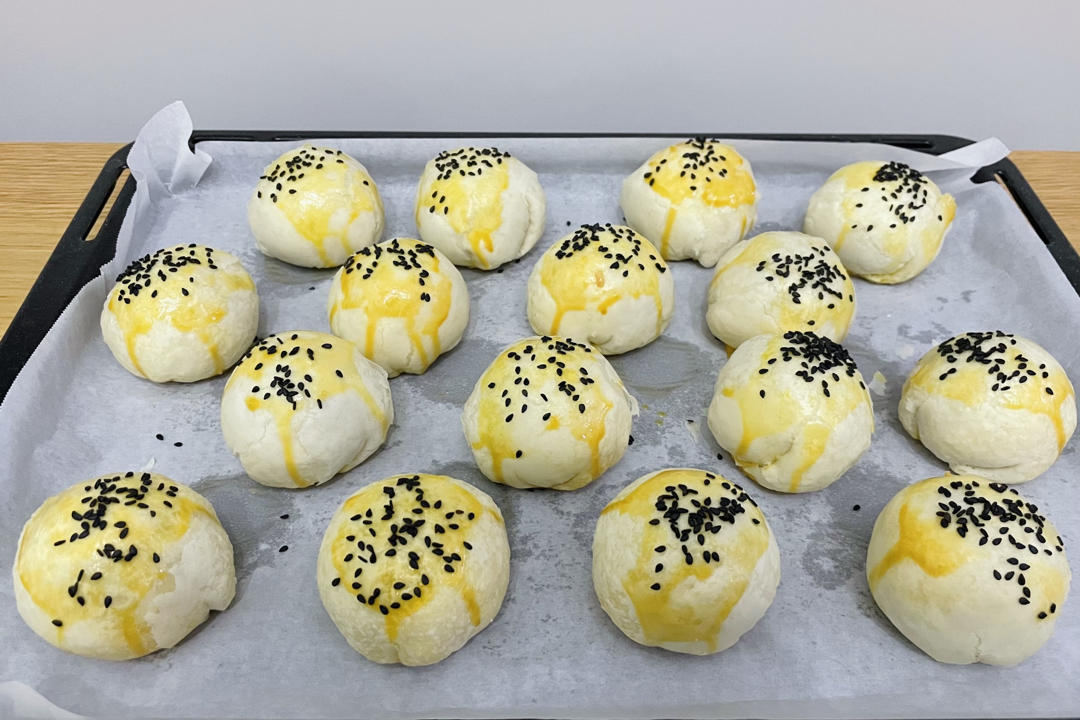 视频【新年礼物-蛋黄酥】最最最美味的传统中式点心