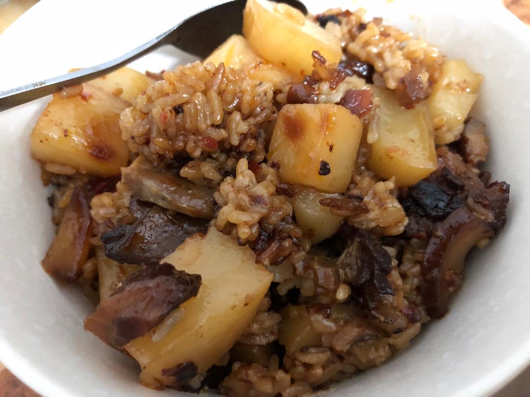 腊肠土豆胡萝卜闷饭。很好吃哟