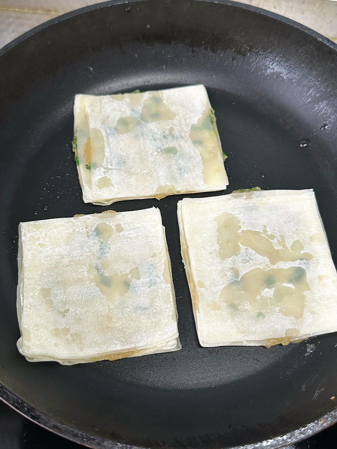 馄饨皮做葱油饼绝了的做法 步骤6