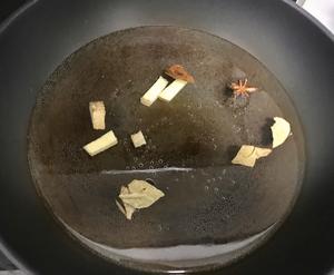 电饭锅&炒锅篇二：
酸甜可口的番茄炖牛腩的做法 步骤2