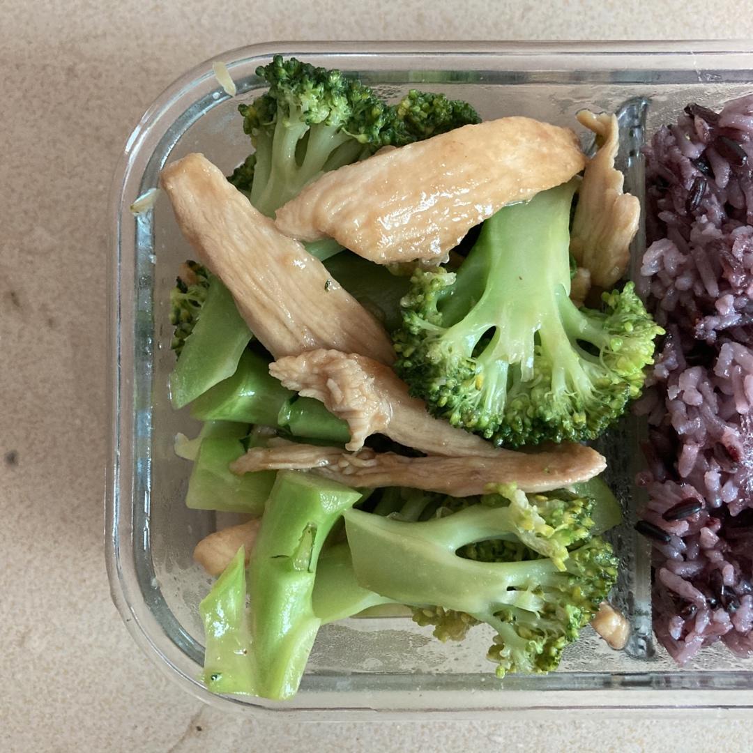 鸡胸肉炒西兰花