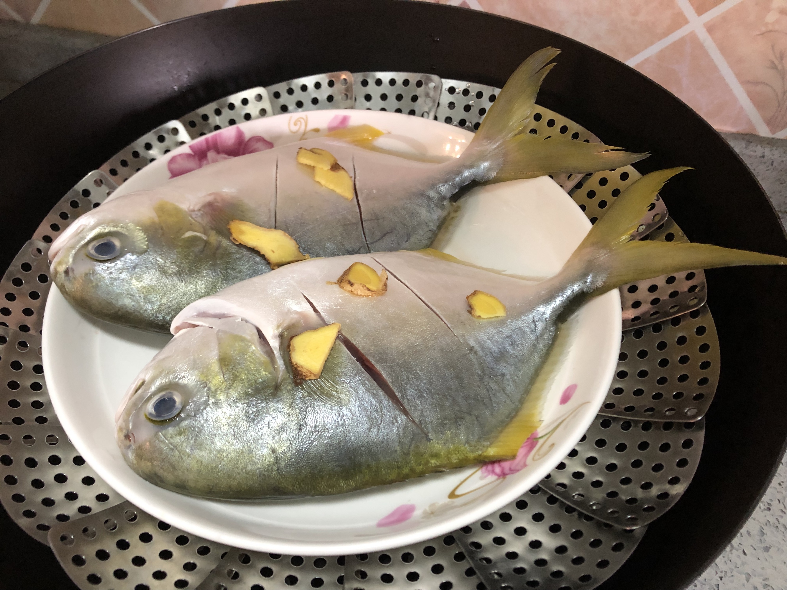 清蒸金鲳鱼家常做法的做法 步骤1