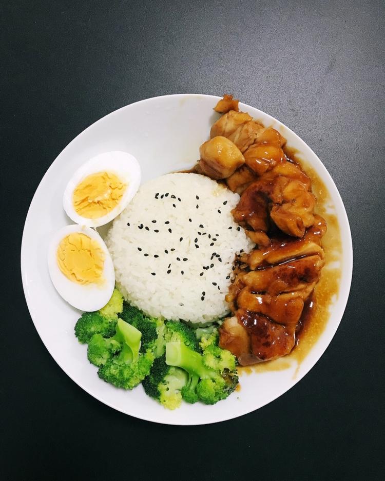 圆咘溜秋做的鲜嫩多汁的照烧鸡腿饭