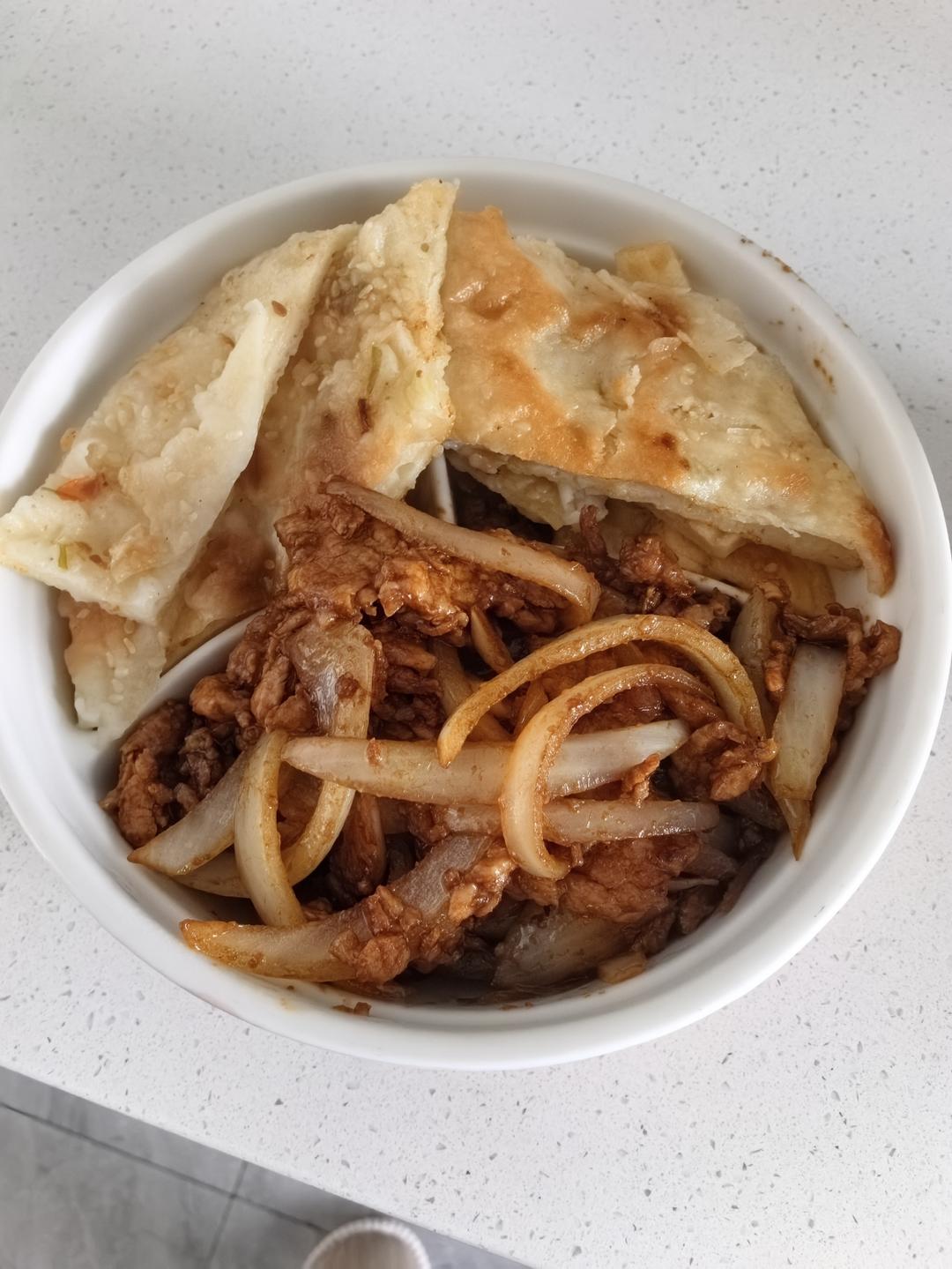 家常却超级下饭的洋葱炒里脊肉，配米饭、卷饼或拌面条均可