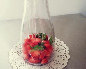 草莓蜜饮的做法 步骤2