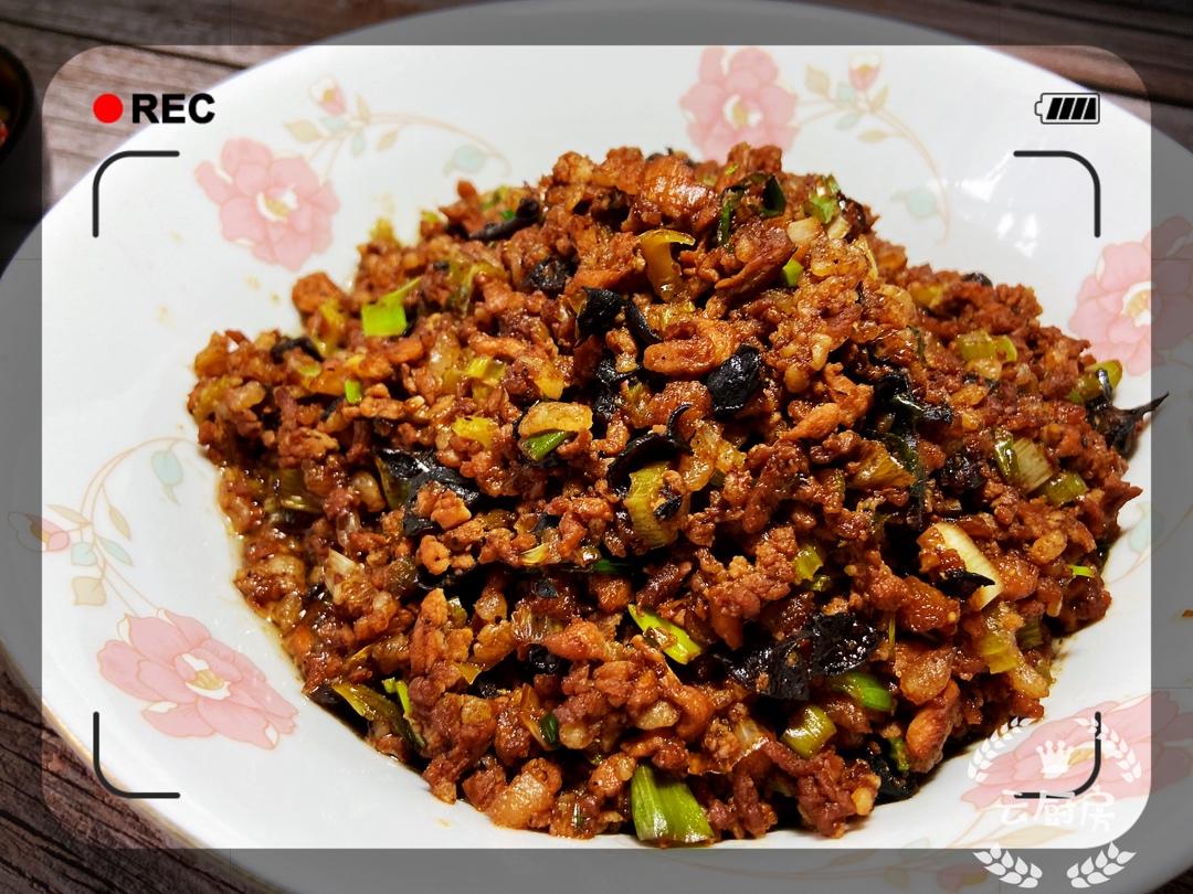 酱肉包升级版（加了点木耳和芹菜 好吃惨了）