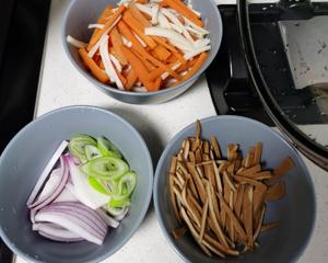 清肠美味：杏鲍菇，芹菜，红萝卜丝，也可加上豆腐干的做法 步骤3
