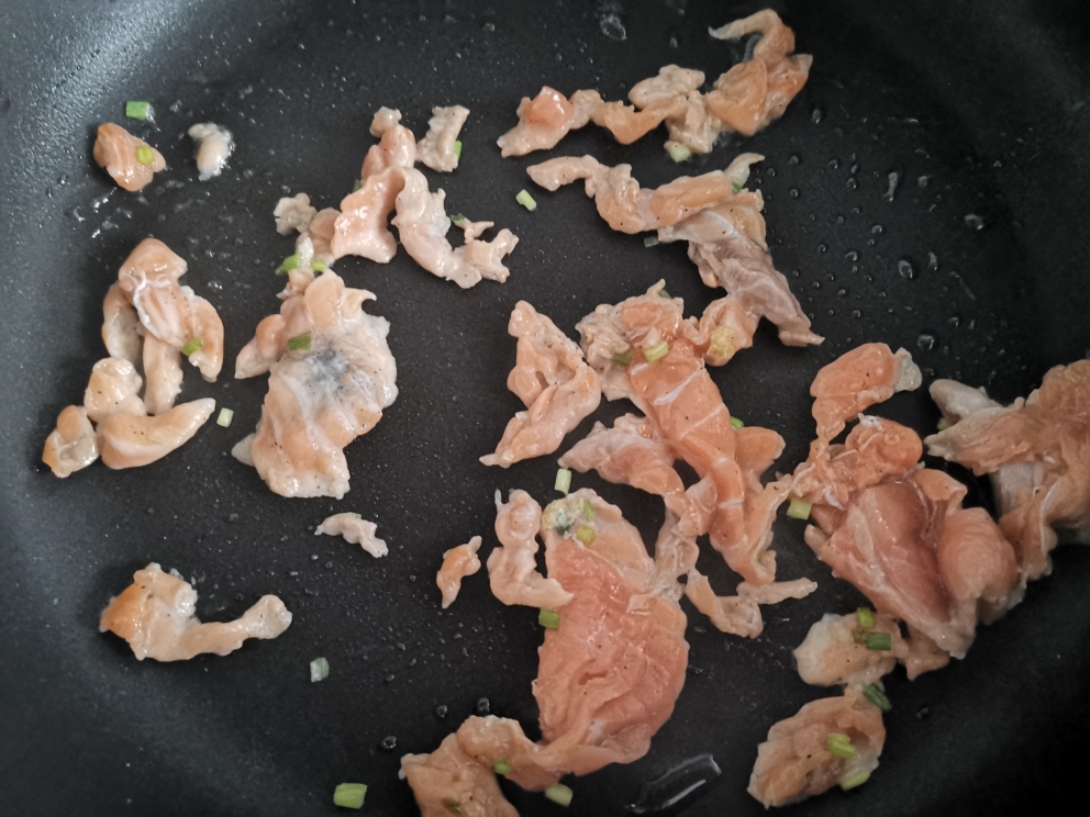 炒三文鱼碎肉的做法 步骤4