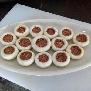 口蘑酿肉末鹌鹑蛋的做法 步骤2