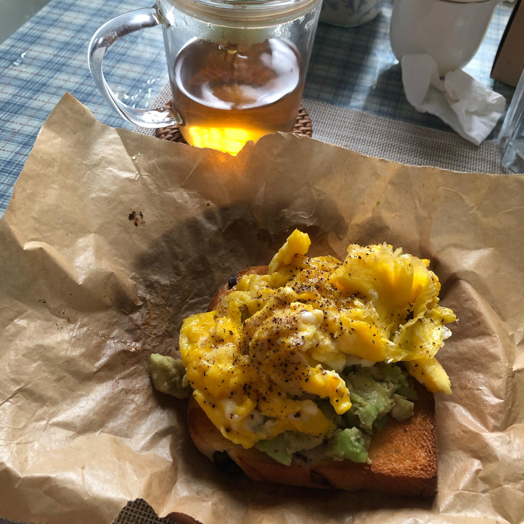 牛油果鸡蛋吐司
