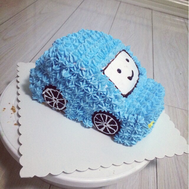 小巧玲珑的汽车蛋糕