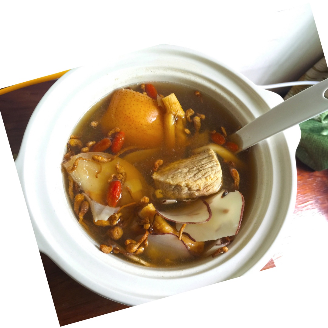 维-尼做的海底椰响螺瘦肉汤