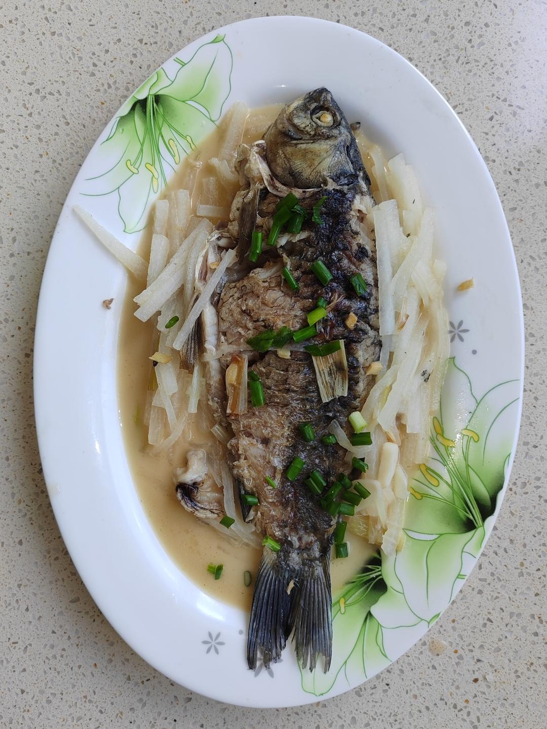 萝卜鲫鱼汤