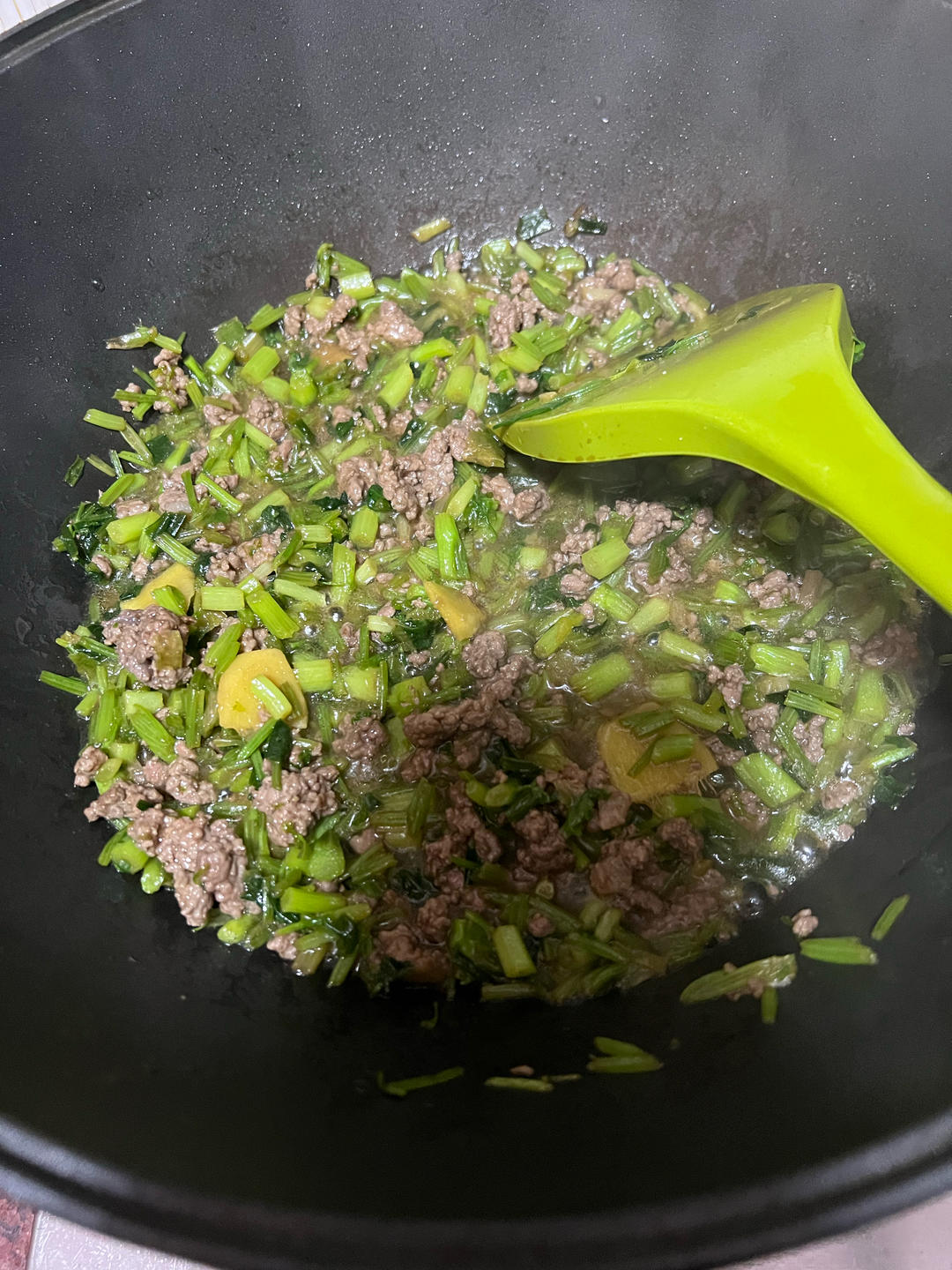 肉末炒香芹