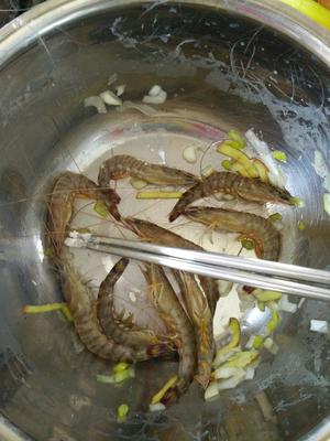炸基围虾的做法 步骤2