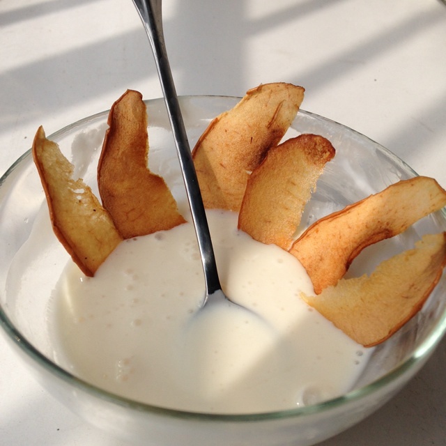 自制酸奶配苹果脆片的做法