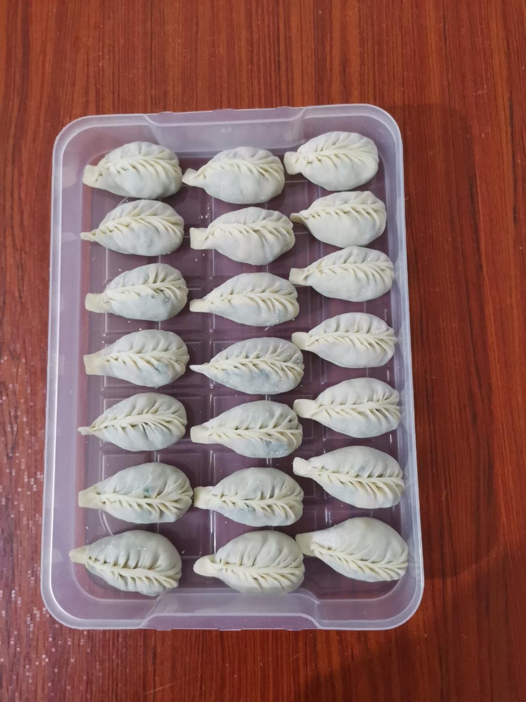 韭菜猪肉饺子(附擀皮和最简单的饺子包法)