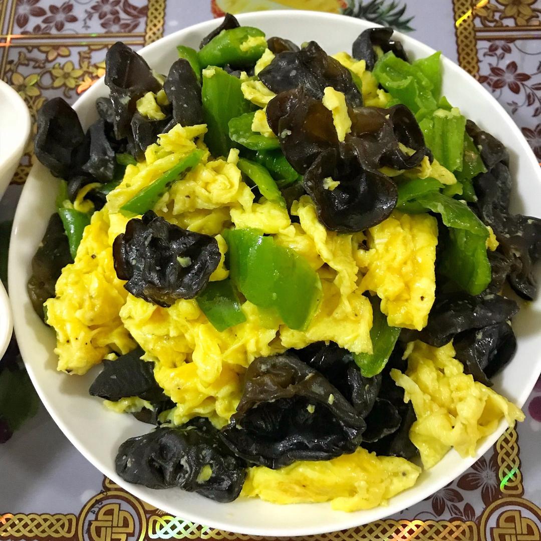 黑木耳青椒炒鸡蛋（营养又下饭）