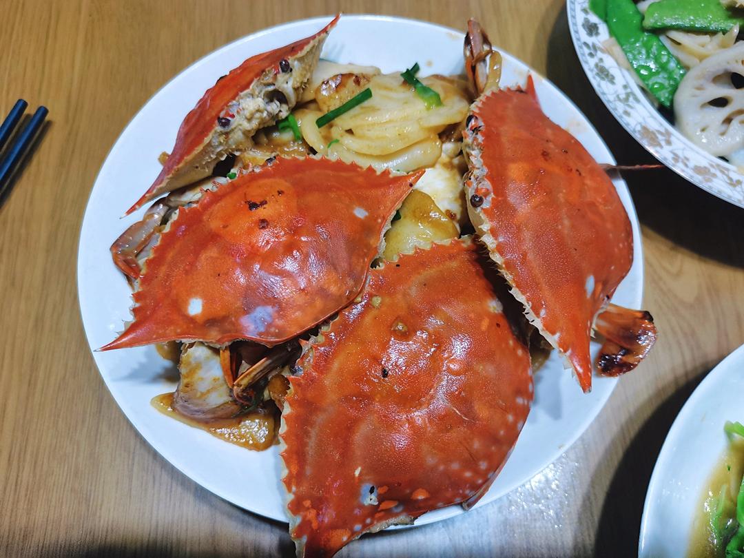 现在正是吃梭子蟹的季节，来一份梭子蟹炒年糕吧
