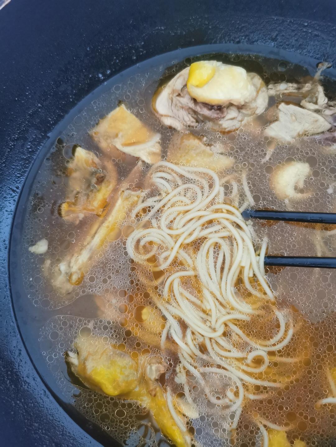剩的白切鸡不要炒，快手美味鸡肉面做起来