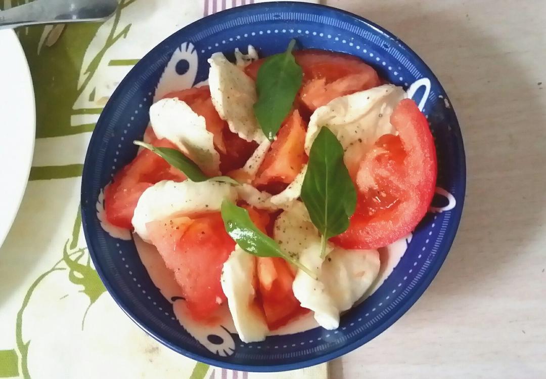 Mozzarella水牛芝士，番茄沙拉