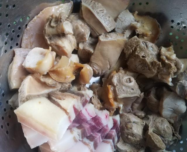 河蚌咸肉豆腐煲的做法