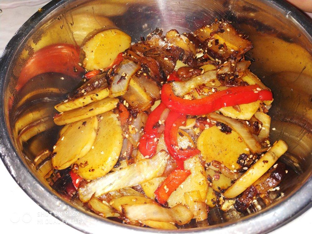 五花肉干煸土豆片