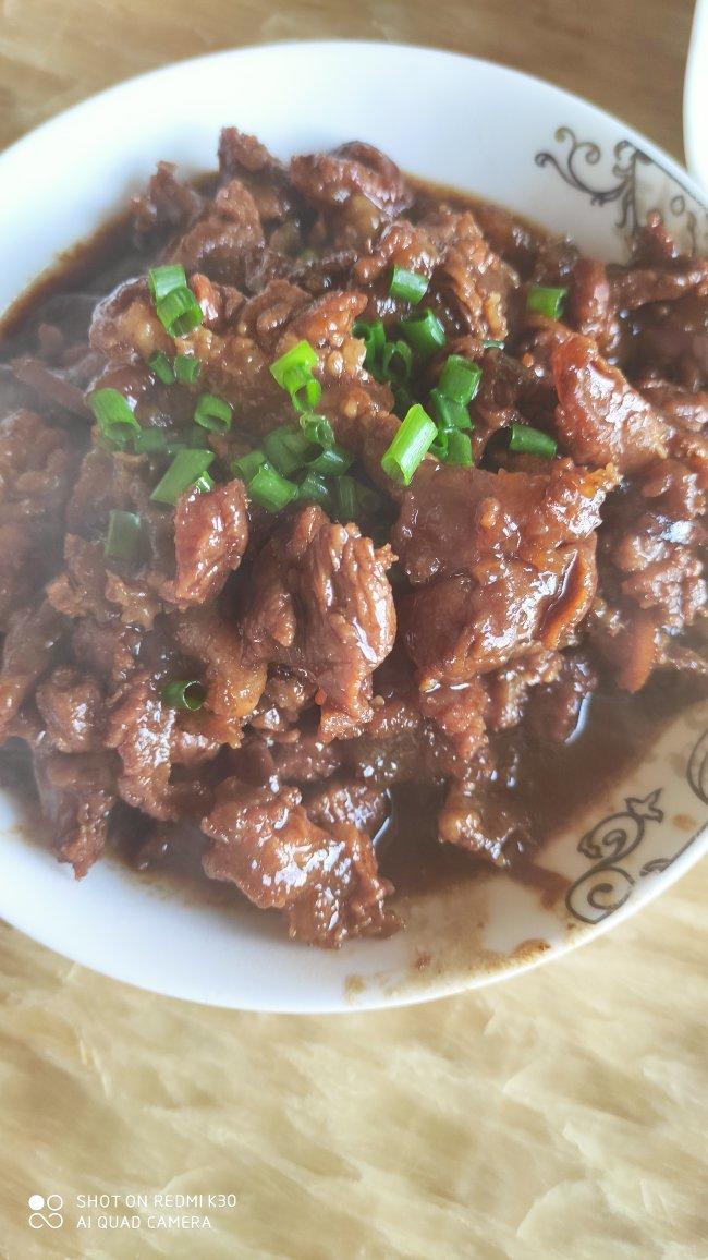 就像有句话所说：成年人的世界里，从来就没有“容易”二字。很多时候，你只能单枪匹马，直面生活的兵荒马乱。