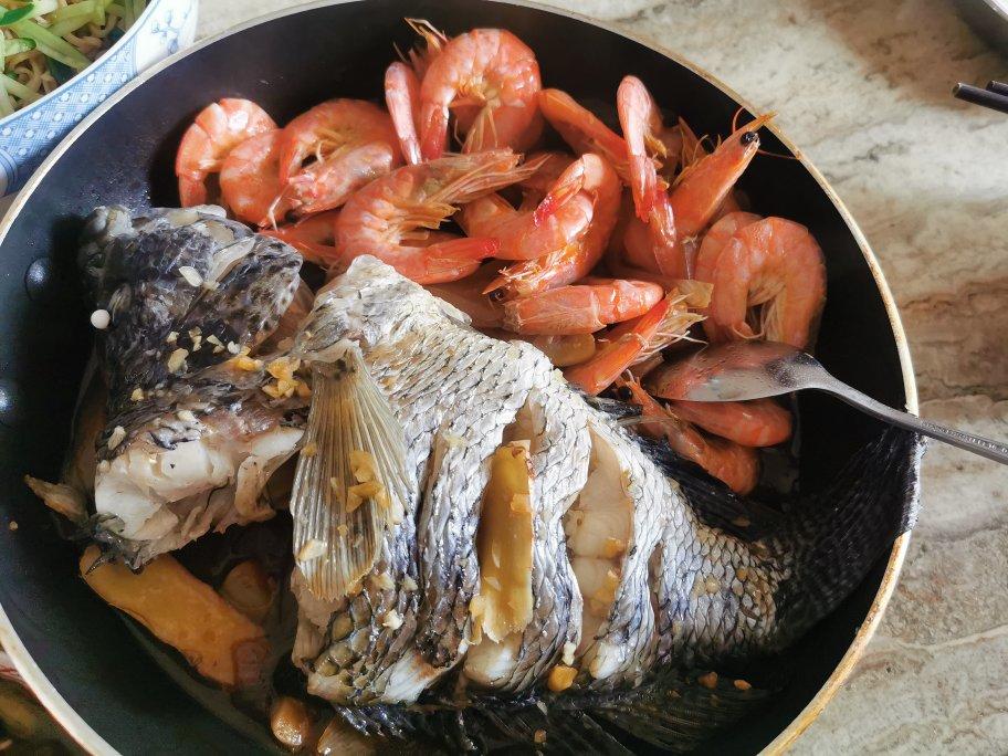 砂锅焗鲜虾鲈鱼