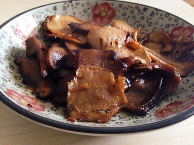 超级美味下饭的红焖香菇笋干的做法