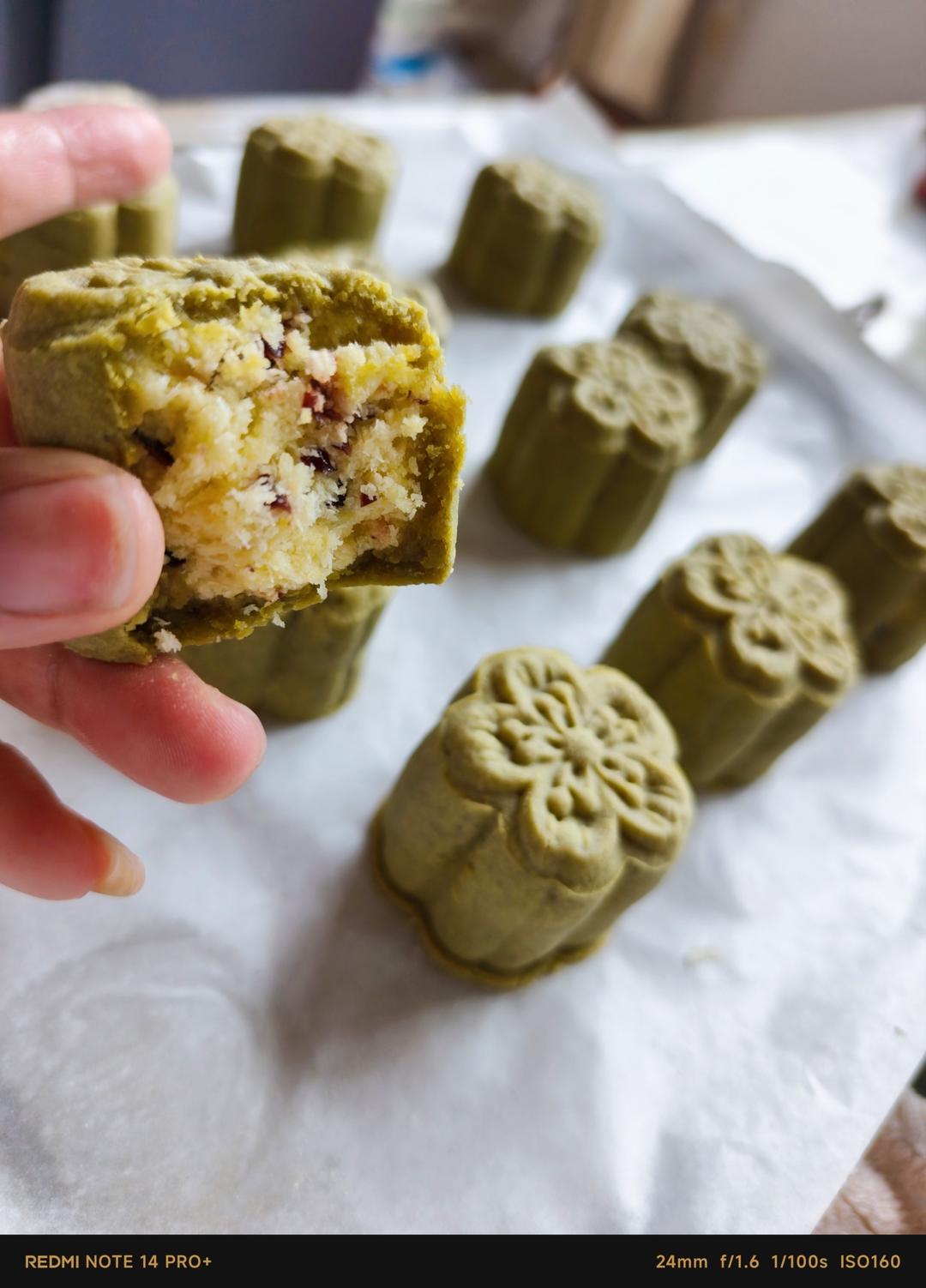 抹茶蔓越莓椰蓉曲奇月饼的做法