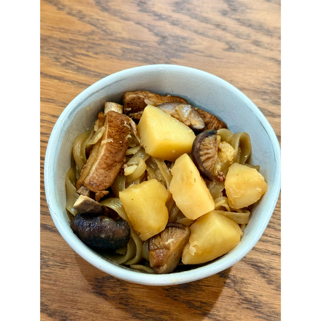 菌香土豆炖排骨，这样做味道更鲜香