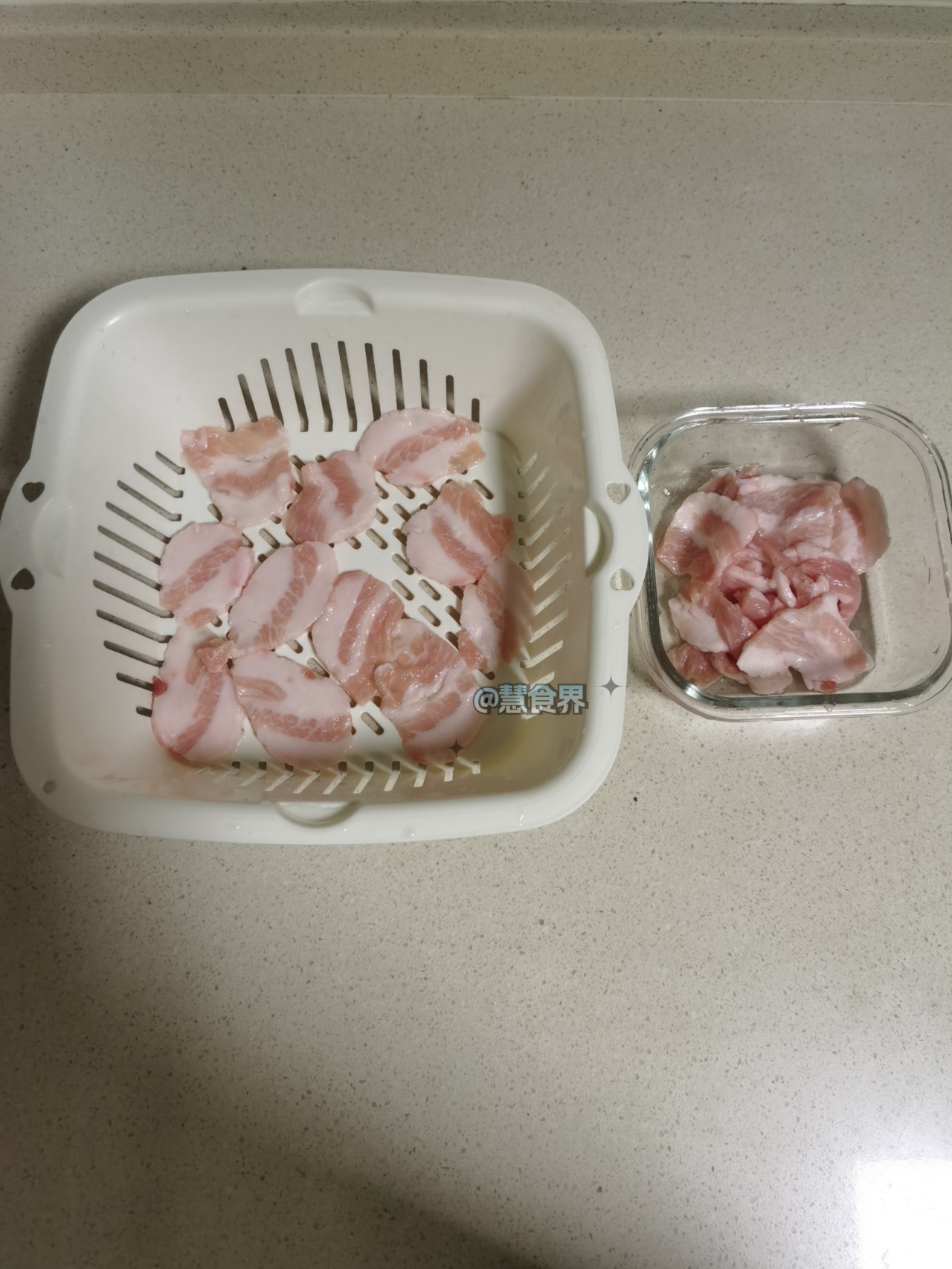 洋葱彩椒胡萝卜炒肉片的做法 步骤1
