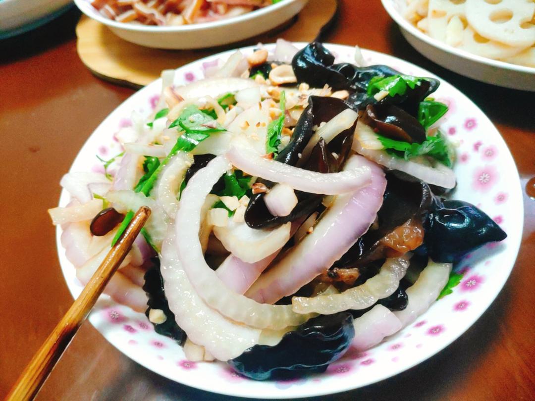 洋葱拌木耳